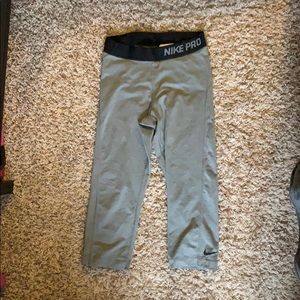 Grey Nike pro crop leggings